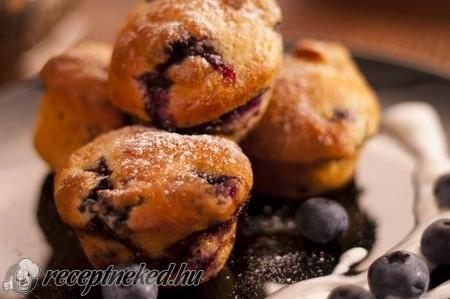 Áfonyás muffin vaníliás szósszal