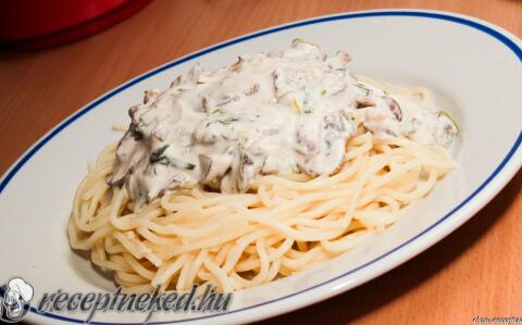 Gombás-tejfölös spagetti