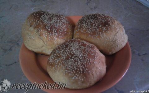 Szezámmagos zsemle