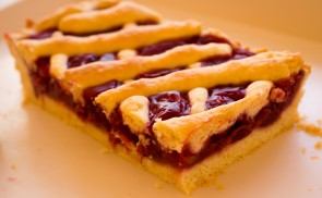 Meggyes-rácsos pite