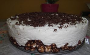 Pattogatott kukorica torta