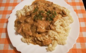 Zöldbabos-tejfölös sertéspörkölt