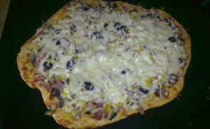 Sonkás, gombás, olivás pizza