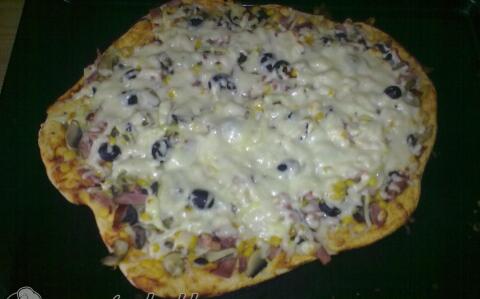 Sonkás, gombás, olivás pizza