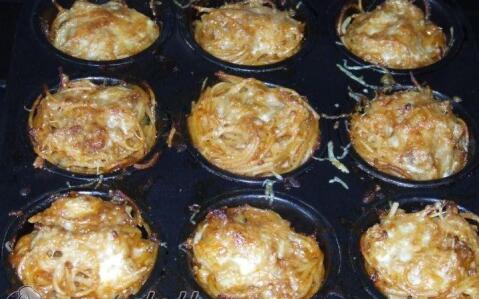 Maradék spagetti muffin formában