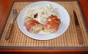 Sajttal-sonkával töltött káposzta