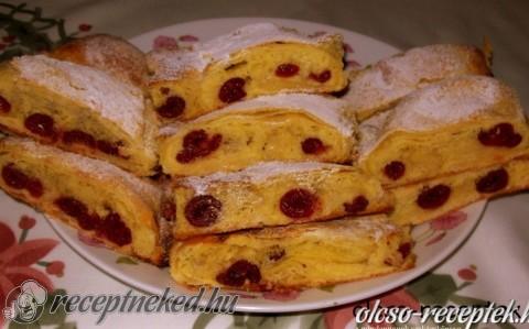 Piskótás meggyes rétes