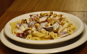 Penne gorgonzola mártással ,szőlővel és dióbéllel