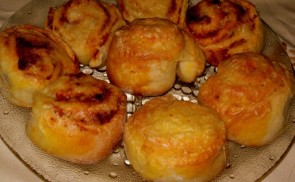 Pizzakrémes és sajtos tekercs
