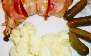 Baconben sült fűszeres csirkecomb