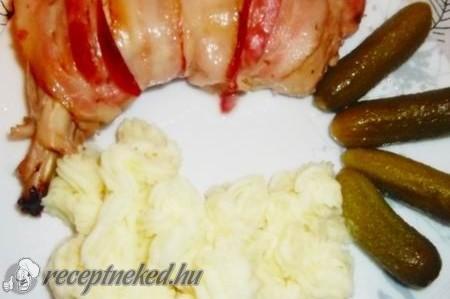 Baconben sült fűszeres csirkecomb