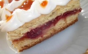 Meggyes pite baracklekvárral
