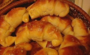 Baconos-sajtos kifli