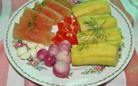 Kovászolt dinnyehéj cukkinivel, csilivel