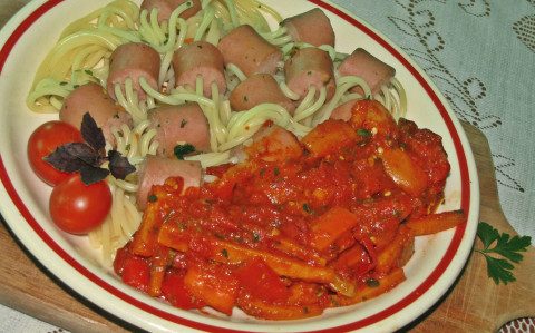 Spagettivel tűzdelt virsliragu