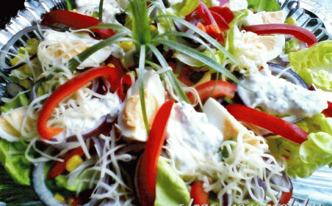Friss vegyes saláta joghurt öntettel