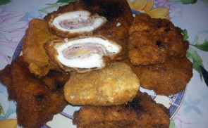 Rántott csirkemell sajttal baconnel