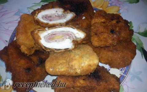 Rántott csirkemell sajttal baconnel