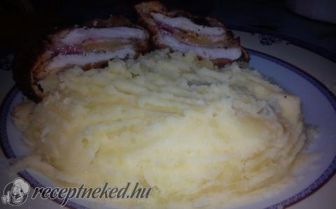 Rántott csirkemell sajttal baconnel