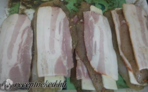 Rántott csirkemell sajttal baconnel
