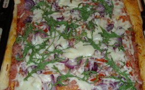 Sonkás-ruccolás pizza