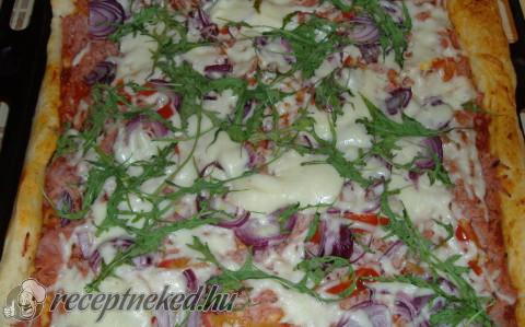 Sonkás-ruccolás pizza