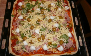 Sonkás olivabogyós pizza