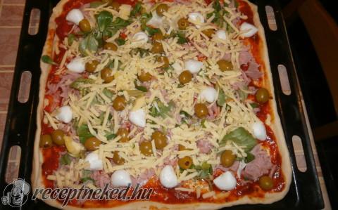 Sonkás olivabogyós pizza