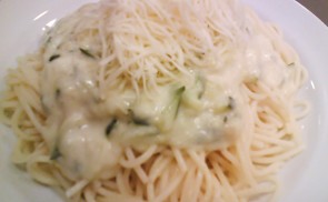 Tejszínes cukkinis spagetti