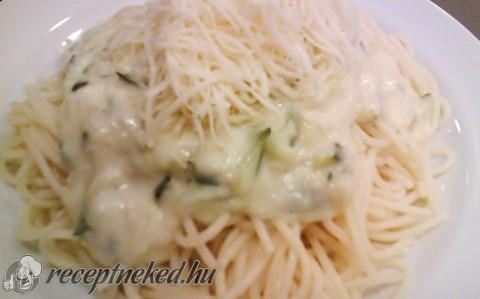 Tejszínes cukkinis spagetti