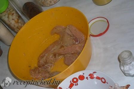 Baconbe tekert fűszeres csirkemell
