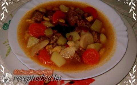 Marhagulyás csipetkével