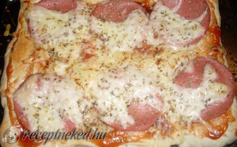 Szalámis pizza