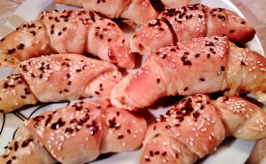 Sajttal baconnel töltött kiflik