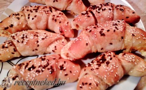 Sajttal baconnel töltött kiflik