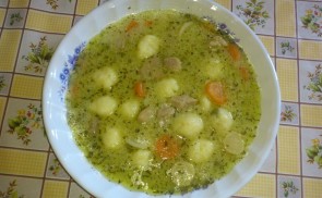 Tárkonyos sertésragu leves burgonyagombóccal