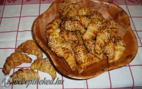 Szezámmagos kifli