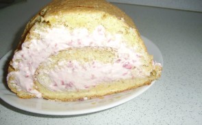 Tejszínhabos-málnás piskótatekercs