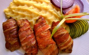 Csípős csirkemáj bacon köntösben