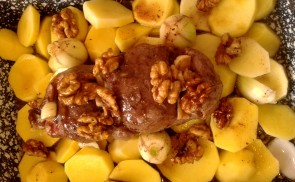 Vörösboros hús karamellizált dióval