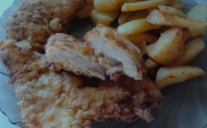 Csirkemell tejfölös, fűszeres bundában