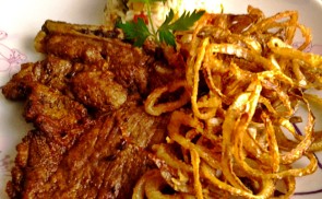 Chilis tarja sült hagymával