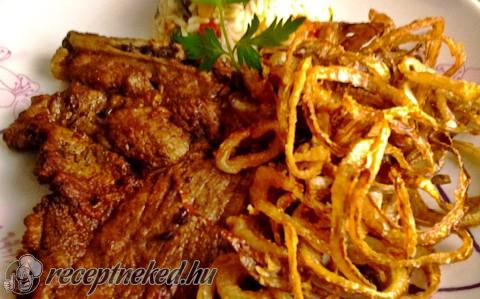 Chilis tarja sült hagymával