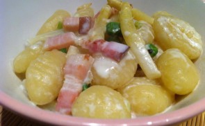 Zöldborsós-spárgás gnocchi tejszínnel