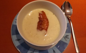 Sajtkrémleves sült bacon chips-el