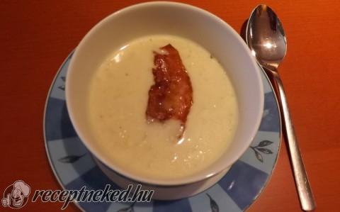 Sajtkrémleves sült bacon chips-el