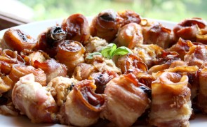 Aszalt szilvával és füstölt sajttal töltött csirkemell baconbe tekerve
