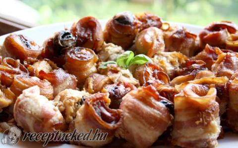 Aszalt szilvával és füstölt sajttal töltött csirkemell baconbe tekerve