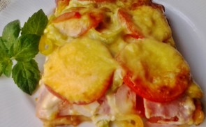 Baconös, sonkás pizza tepsiben sütve