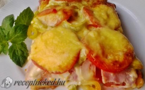 Baconös, sonkás pizza tepsiben sütve
